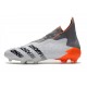 Bota de adidas Predator Freak + FG Blanco Hierro Metálico Rojo Solar